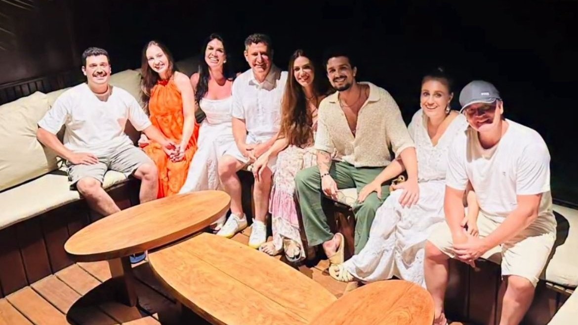 recadolr's tweet photo. e de repente, família magalhaes santana passando ano novo juntos. sem palavras pra dizer o quanto isso ainda é inacreditável e LINDO https://t.co/bZdWQL52Ls