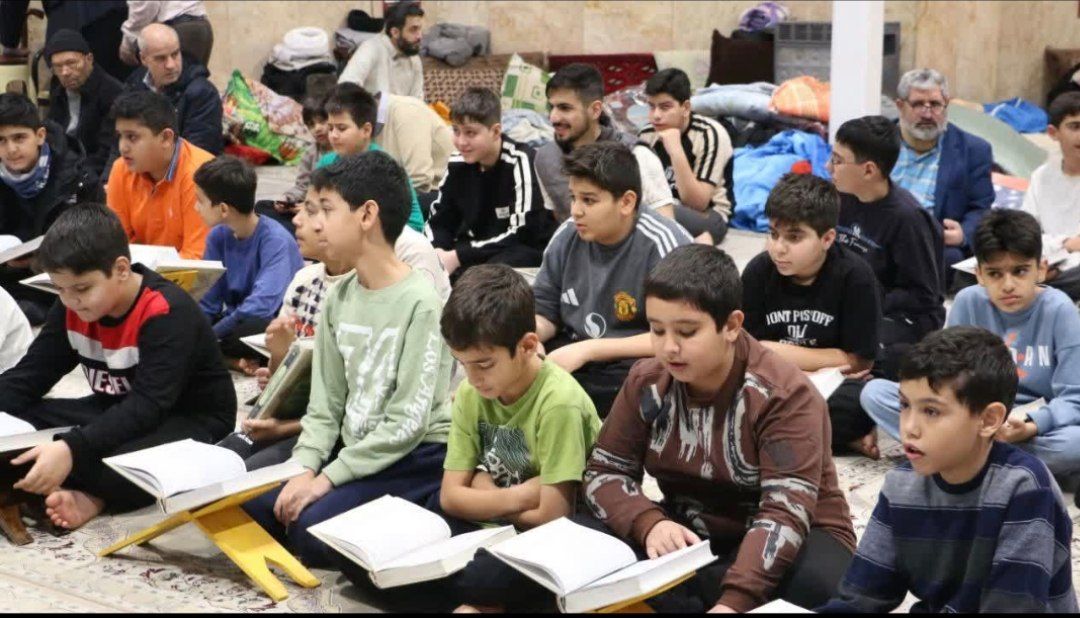 #اعتکاف_آرمانی تهران یعنی دیدن نسل جوونی که با انتخاب خودش اومده خلوت با خدا 🌿
دانش‌آموزایی که ثابت کردن دلِ جوون هم دنبال معناست نه فقط شلوغی.
این حال‌وهوا قشنگه، خیلی قشنگ…