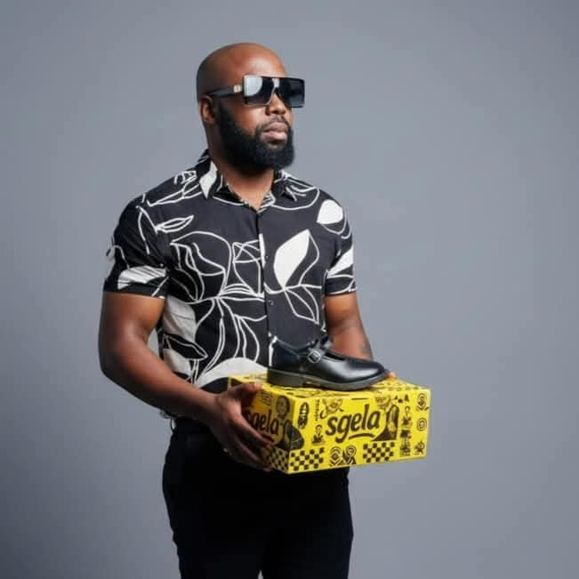 KasiEconomy's tweet image. These are South Africa's back-to-school Black-owned brands.

Geleza Calculators by Mothupi Kgopa

Ifutho Paper by Mbalenhle Ngcobo

Sgela School Shoes by Tshililo Ramurenbiwa

Thuto Stationery by Levi Mnguni