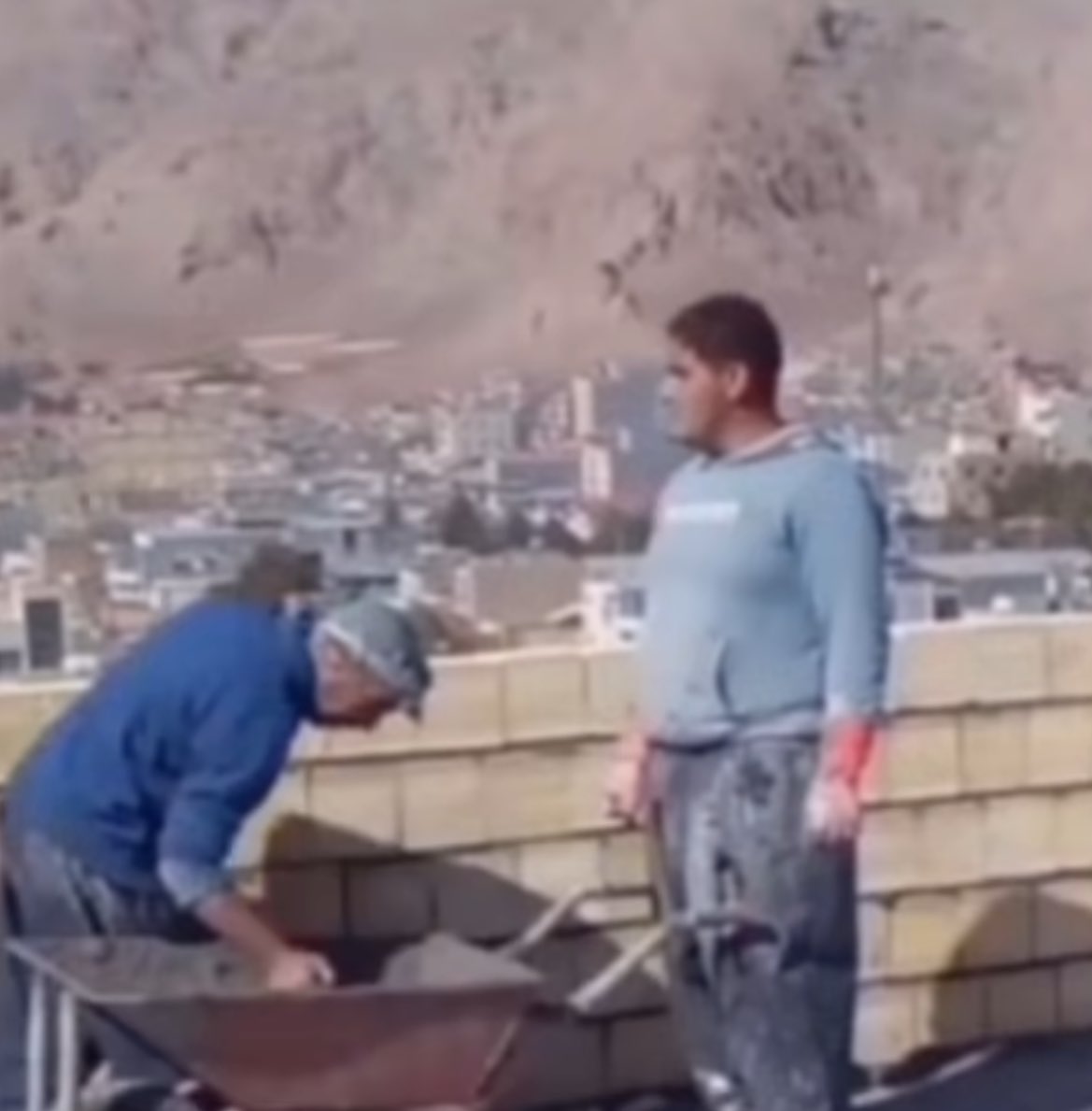 دوتا بچه از یه خانواده رو کشتید، دوتا کارگر از محروم‌ترین آدمایی که به جای بچگی و جوونی کارگری شده بود سهمشون از زندگی. لعنت به کل وجودتون خجالت می‌کشم از این که نفس می‌کشم😭.
#رسول_کدیوریان 
#رضا_کدیوریان