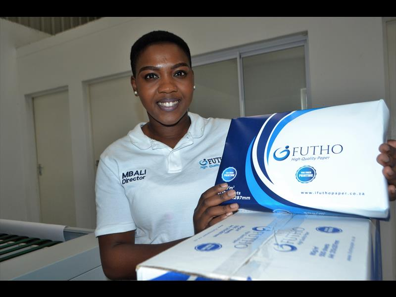 KasiEconomy's tweet image. These are South Africa's back-to-school Black-owned brands.

Geleza Calculators by Mothupi Kgopa

Ifutho Paper by Mbalenhle Ngcobo

Sgela School Shoes by Tshililo Ramurenbiwa

Thuto Stationery by Levi Mnguni