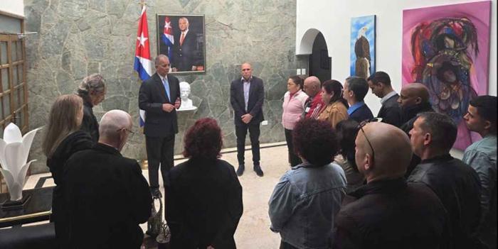 Granma_Digital's tweet photo. 🇨🇴🇨🇺🫂|  Bogotá.-Los integrantes de la misión diplomática de Cuba en Colombia homenajearon hoy a los 32 combatientes de la isla que cayeron en combate en Caracas durante la agresión perpetrada por Estados Unidos el pasado sábado 3 de enero.

Ver más:
https://t.co/Hmwpz7TvW4 https://t.co/4ZAGbxWOse