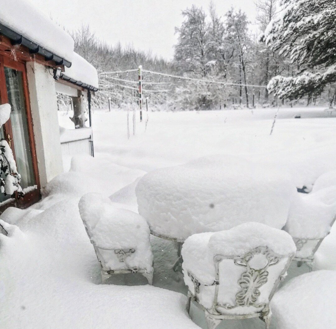 MetWatchUK's tweet image. Doesn't look like much of an increase but another 4 inches up to today in Oyne, Aberdeenshire.

Definitely the most snow since 2010 in those parts of Scotland!
#uksnow