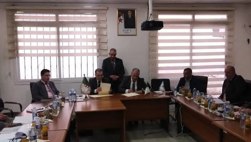 Algerie_aps's tweet photo. #Volailles
Signature d'une convention entre l' #ONAB et la Fédération nationale des aviculteurs pour garantir la stabilité des prix
🔗 https://t.co/TibR4awvQb https://t.co/cQvn7EnNSE