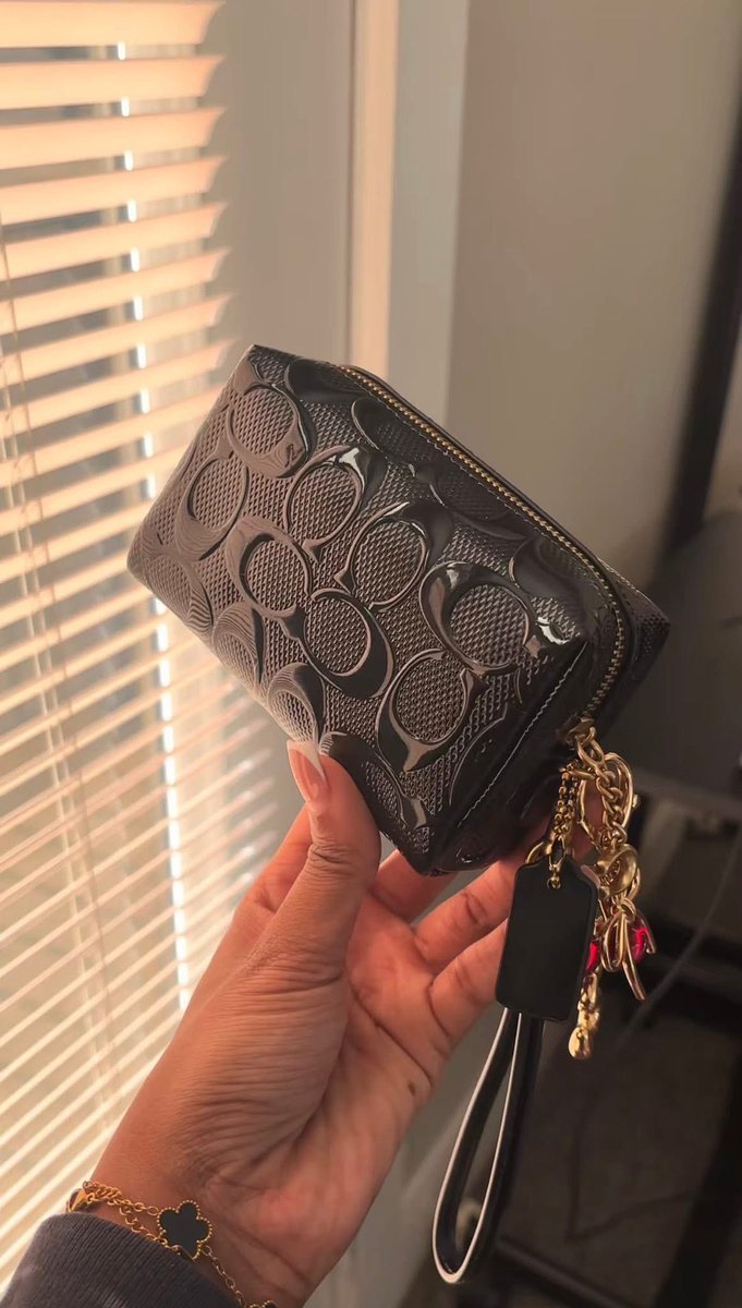 layxsnv's tweet image. The Coach pouch mini bag is that girl 😮‍💨👜