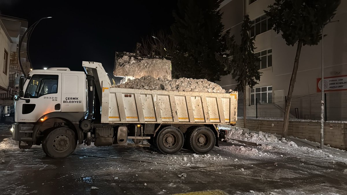 Ana caddelerimizde biriken karları temizleme işlemlerimiz ekiplerimiz tarafından gün boyu devam etmektedir ❄️🚜

Trafiğin daha akışkan olması yönünde çalışmalarımız aralıksız devam ediyor.