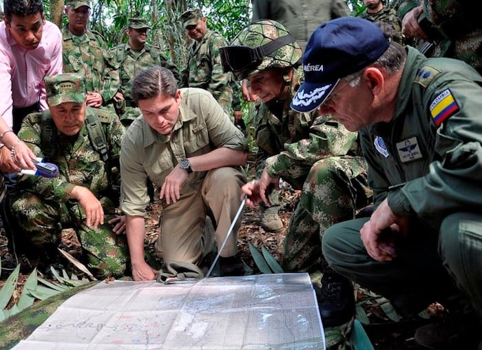Este Gobierno <a href="/petrogustavo/">Gustavo Petro</a> eligió proteger a la guerrilla y abandonar a la gente honesta.
Colombia no aguanta más improvisación ni complicidad.
La seguridad no se negocia, se impone con carácter y experiencia.
Adelante Juan Carlos Pinzón. <a href="/PinzonBueno/">Juan Carlos Pinzón Bueno</a>