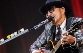 CODENAME_m0825a's tweet image. Chageさんお誕生日おめでとうございます🎉ワンフレーズ歌うたびに沁みるChageさんの歌声は本当にカッコよくて泣けます。最近は『キャンディー・ラブになり過ぎて』をよく聴いています！

#Chage #MULTIMAX #CHAGEandASKA #happybirthday