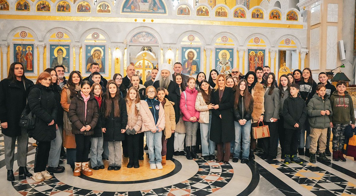 Патријарх Порфирије са малишанима из Приједора, Херцег Новог и Грахова у храму Светог Саве на Врачару

Његова Светост Патријарх српски г. Порфирије је срдачно дочекао 5. јануара 2026. године у храму Светог Саве на Врачару младе Светосавце из Приједора, Херцег Новог и Грахова.