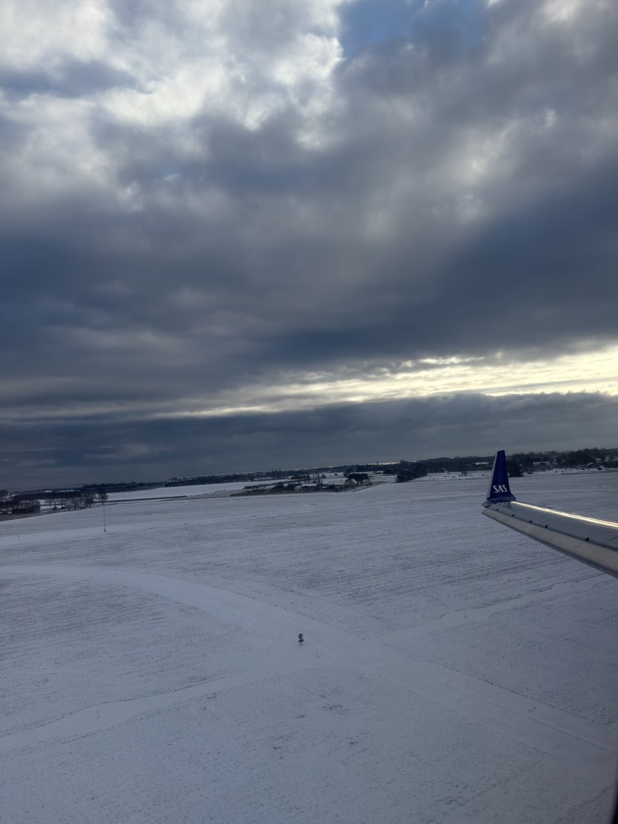 RoxiHal's tweet photo. ❄️ ✈️ https://t.co/rI6pSKDWtN