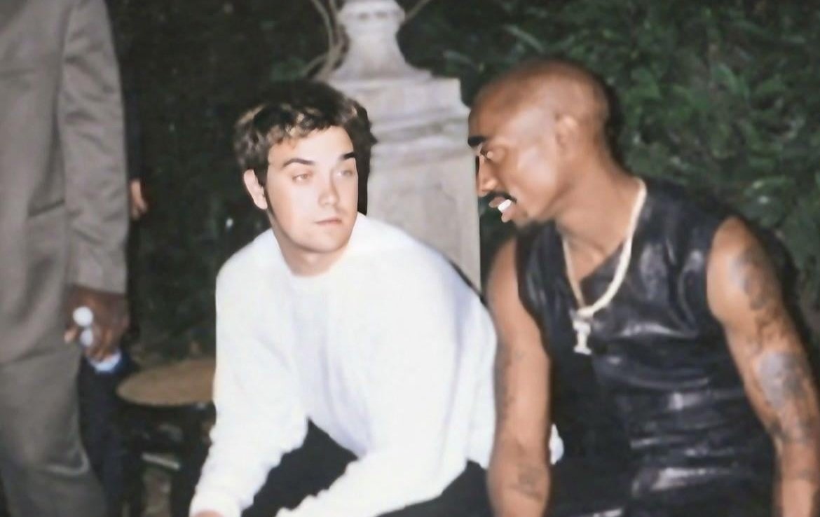 ALcveSupreme's tweet photo. My favourite genre of picture is Robbie Williams hanging out with unexpected celebrities. https://t.co/fInKUhPCRl