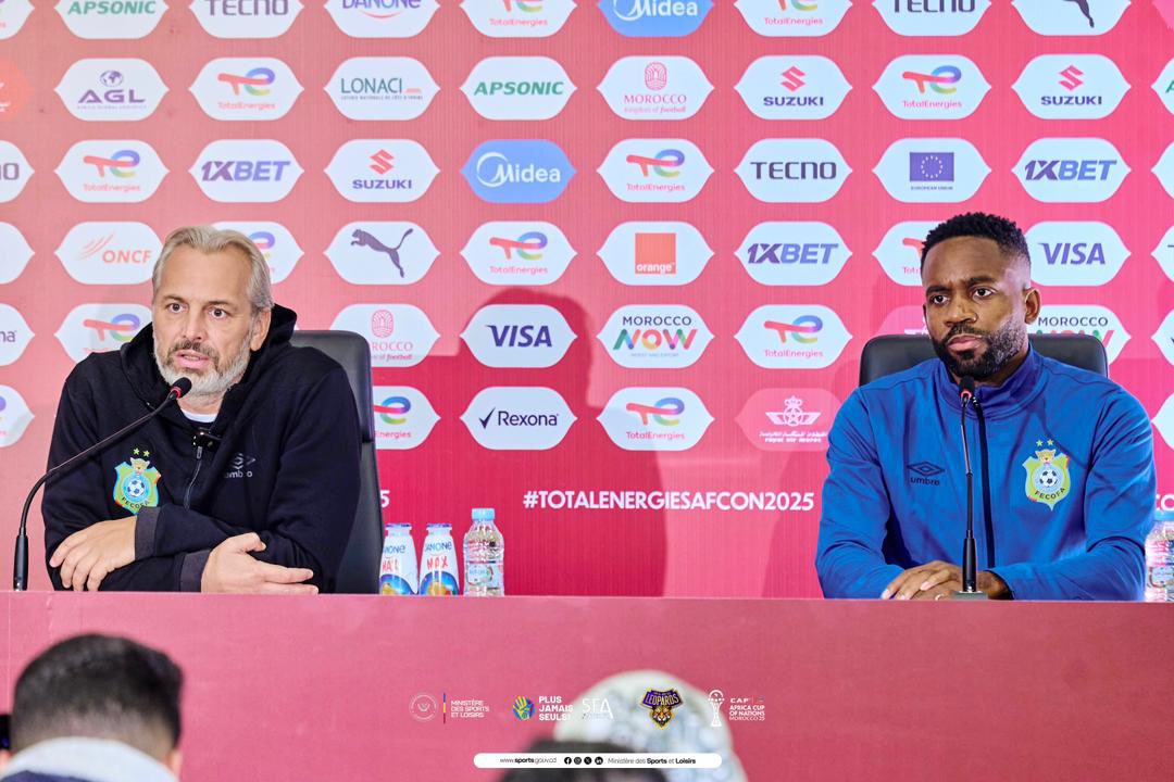 kakese_leon's tweet photo. #TotalEnergiesAFCON25 #AFCON2025 RDC – Algérie : confiance, continuité et ambition avant le match décisif

- À la veille du choc à élimination directe face à l’Algérie, la RDC affiche sérénité et détermination. En conférence de presse, le sélectionneur Sébastien Desabre a mis en avant la progression de son équipe, sa capacité d’adaptation tactique et la nécessité de livrer un grand match pour franchir un cap. Refusant tout complexe face à un adversaire expérimenté, il insiste sur la continuité du travail engagé.
De son côté, Cédric Bakambu a souligné la bonne ambiance et la confiance au sein du groupe, portée par une dynamique positive. Ambitieuse et sûre de ses forces, la RDC aborde ce rendez-vous comme un test de maturité et une opportunité de transformer sa progression en résultat.