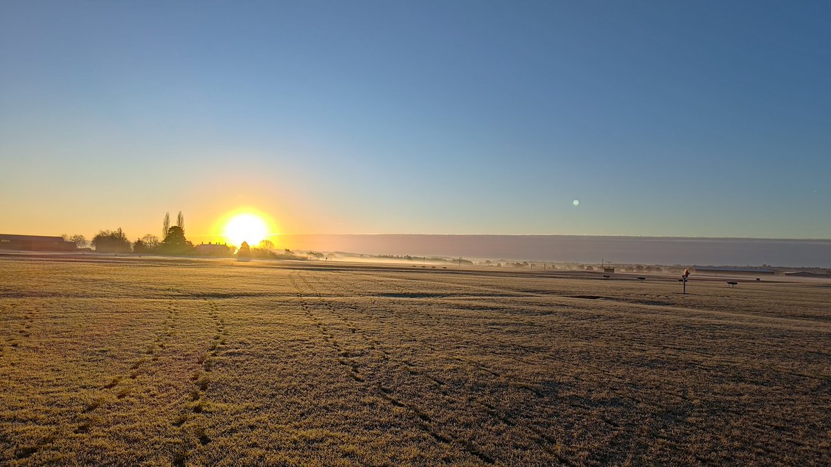 825NAS's tweet photo. 825 NAS kicks off the year with a beautiful frosty morning ‘FOD (Foreign Object Debris) Plod’ to ensure the airfield is ready for the week’s flying programme. ❄️🚁
#NihilObstat https://t.co/jE8HJz84dY