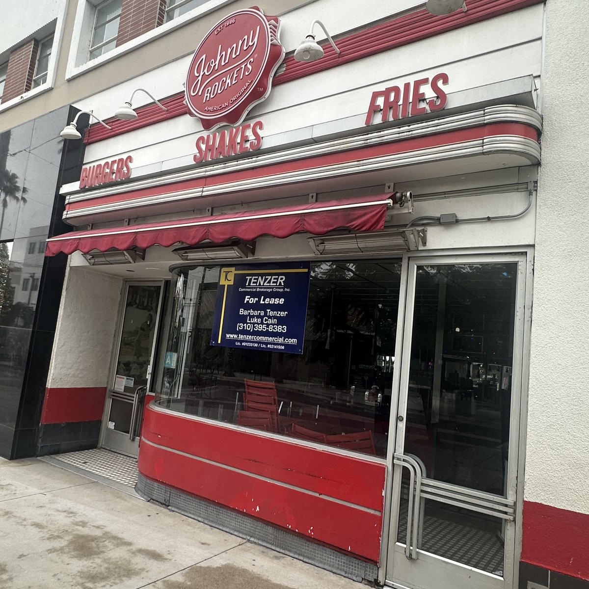 3rdStOccupancy's tweet photo. Another ghost vacancy on the Promenade: the former Johnny Rockets at 1322-A 3rd St.  For lease, but frozen in time. Signs, chairs, kitchen equipment, even old ketchup bottles still visible. 
Here's hoping for a new tenant soon. 
#ThirdStreetPromenade #SantaMonica #JohnnyRockets https://t.co/Wb8nYJLvar