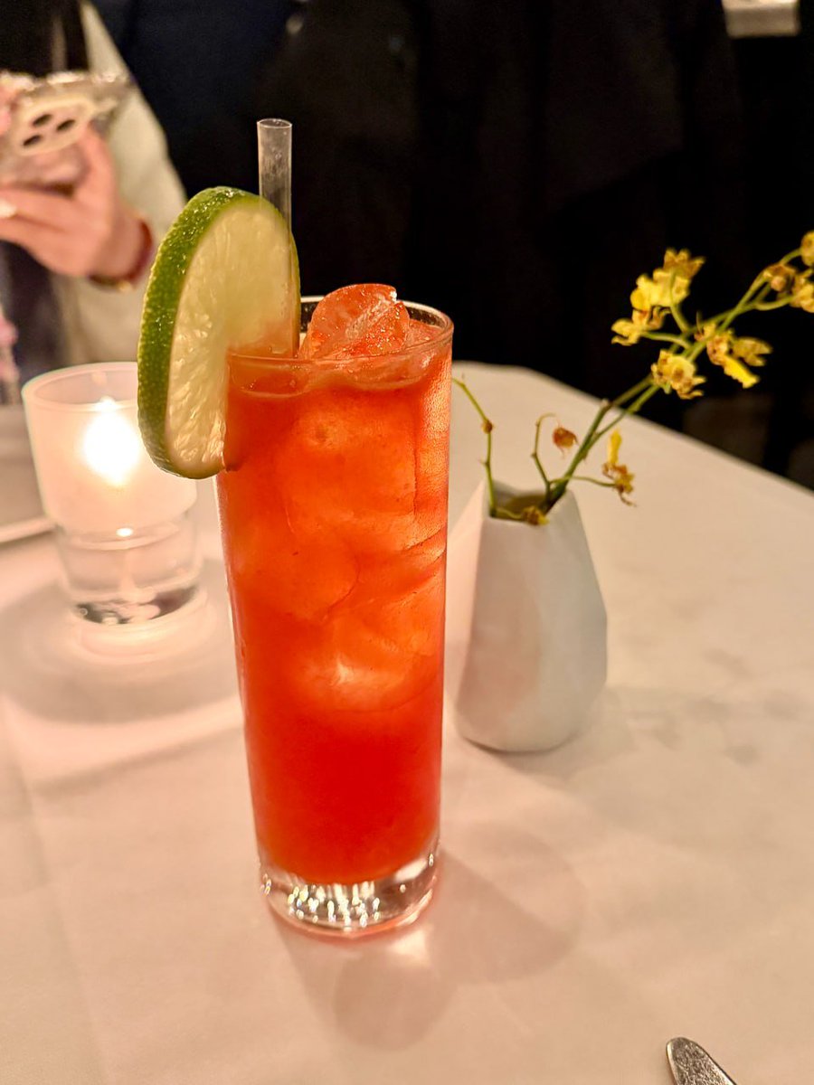 classymonaaa's tweet image. Small breaks with refreshing cold drinks relieve fatigue and add peace to the mind 🤍🍹