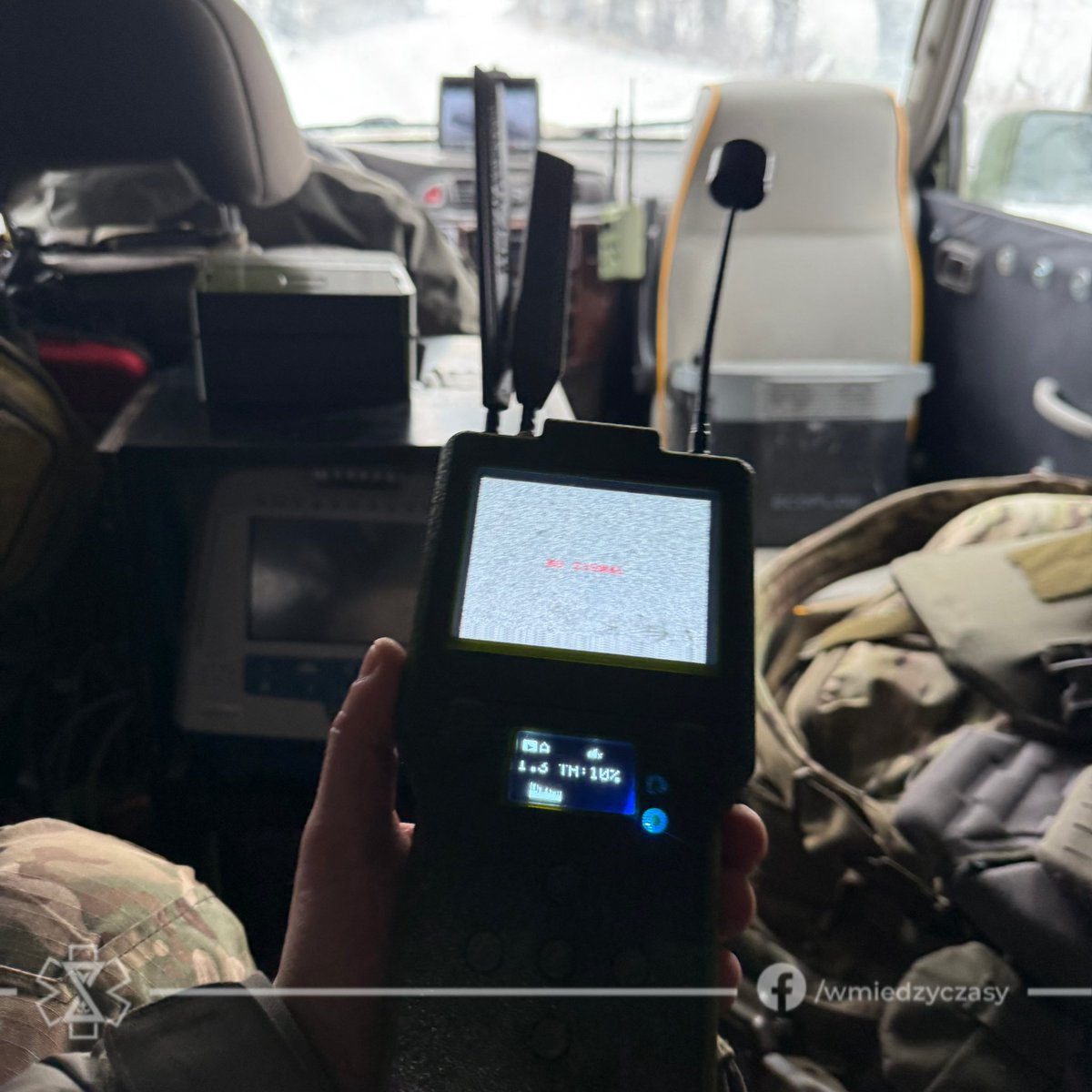 W ostatnich godzinach nasz zespół został zaatakowany bezpośrednio przez drony FPV przeciwnika. Udało się uciec z zasadzki dzięki rozwieszonej nad drogą przejazdu siatce. Poziom uszkodzeń drogi i infrastruktury jaka nas ochroniła nie pozostawia wątpliwości co do ich skuteczności w