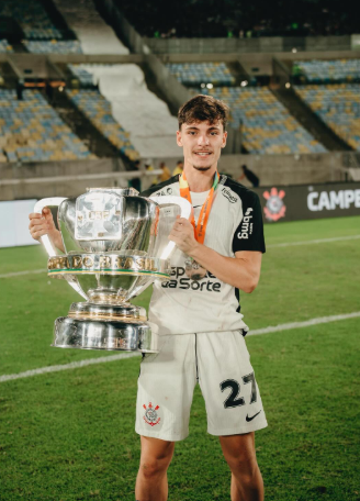 liberta___depre's tweet photo. Flamengo avalia fazer uma oferta por Breno Bidon, do Corinthians.

O clube rubro-negro estuda uma proposta na casa dos 15 milhões de euros (cerca de R$ 95 milhões) para tentar contratar o meio-campista.

O timão considera o jogador peça central em seus planos e trabalha com a ideia de negociá-lo apenas por valores mais elevados, na faixa de 25 milhões de euros. 

Via: @radiotupi 

📷Divulgação / 📷Ag. Corinthians