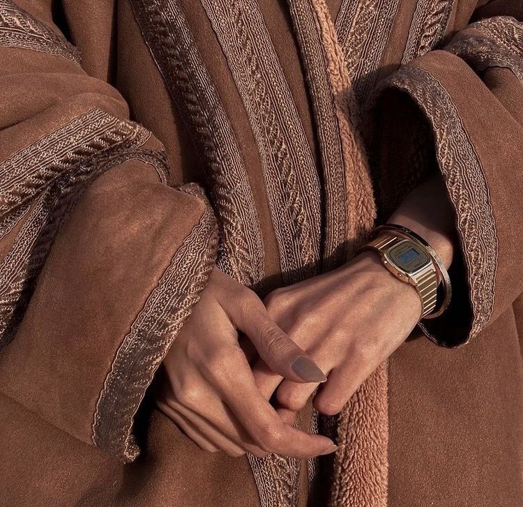 يا ليتني فروة على كتف خلي كل ما هب البرد أضمه و أدفيه