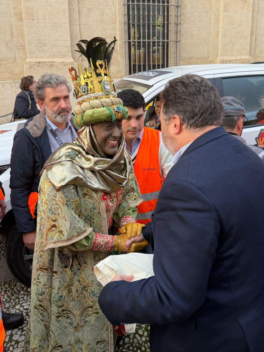 Estudiantes_Sev's tweet image. 👑 El Hermano Mayor de los Estudiantes ha entregado a Su Majestad el Rey Baltasar las últimas cartas con los deseos de nuestros niños y niñas.

🍬 ¡Que ningún niño se quede sin su regalo! ¡Feliz noche de Reyes a todos nuestros hermanos y hermanas!

#Epifanía #LosEstudiantes