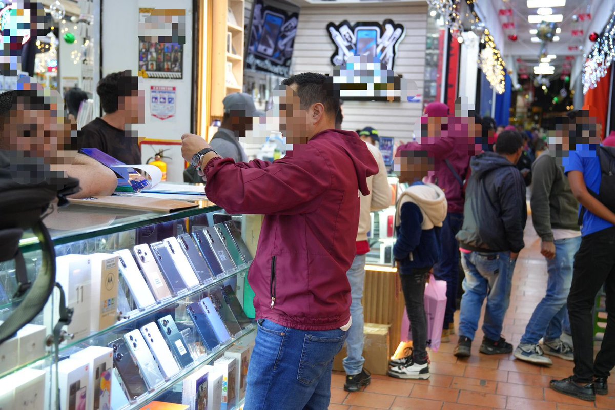 ¡Tanto vender como comprar celulares hurtados es delito!

Día a día, con inteligencia de <a href="/PoliciaBogota/">Policía Metropolitana de Bogotá</a>, identificamos los locales involucrados en el delito de receptación. Esta vez, en un operativo en la Calle 13, se incautaron 15 celulares con reporte de hurto y modificaciones.