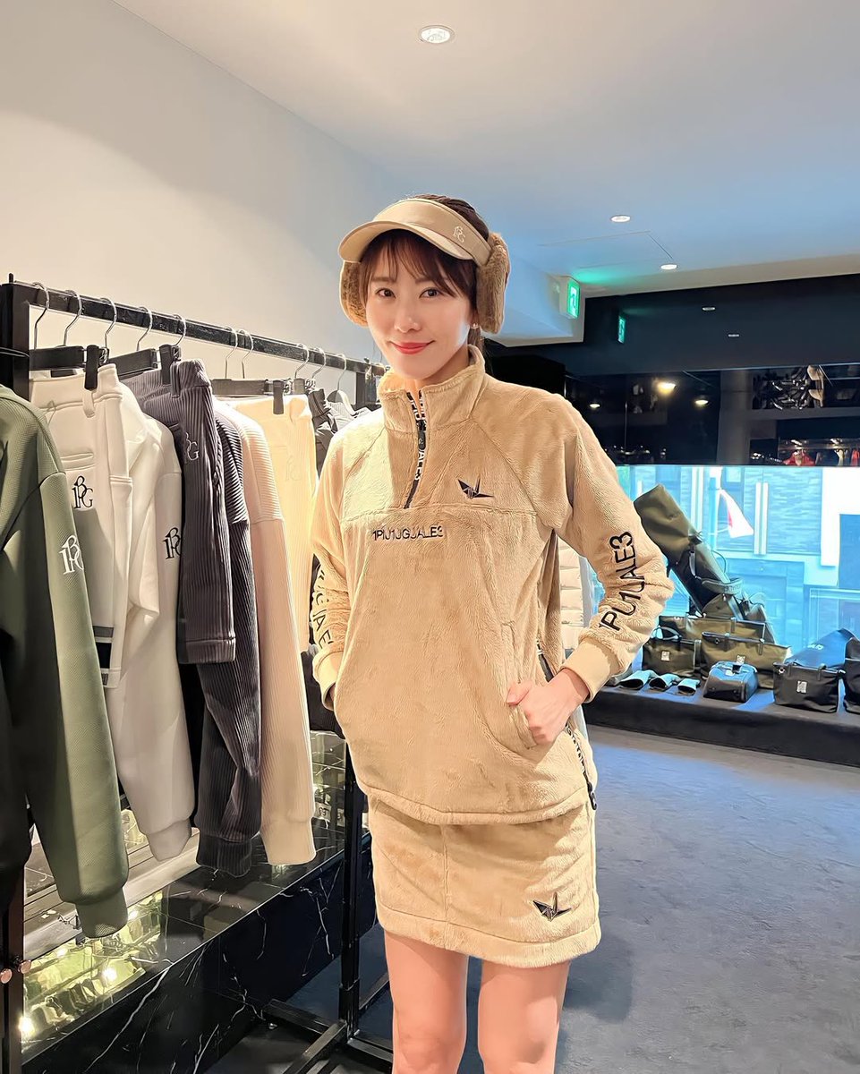 SingleMommye's tweet photo. の展示会へ⛳️ ウノピュウのウェアはファッション性が高くてスタイルがよく見える このモコモコのウェア、注文しました📷 雨ですが皆様よい週末を〜！ ゴルフウェア #ゴルフ女子 https://t.co/271nW3aN6d