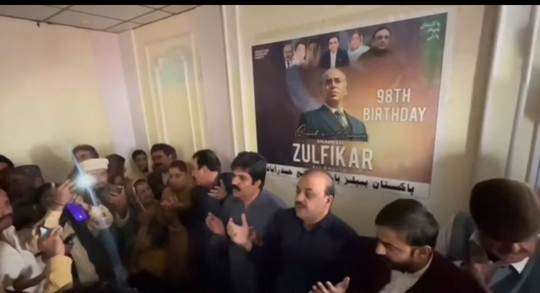 SyedAllahDinoS3's tweet photo. 5 جنوری 2026, حیدرآباد، پاکستان پیپلز پارٹی ضلع حیدرآباد کی جانب سے قائد عوام شہید ذوالفقار علی بھٹو کے 98 ویں یوم ولادت کے سلسلے میں منعقدہ پروگرام میں پارٹی کےپرانےدوستوں کے ہمراہ۔
@BBhuttoZardari
@AseefaBZ
@mediapppdigital
@MediaCellPPP
@PPP_Org
#HappyBirthdaySZAB https://t.co/VrwMCPtP6i