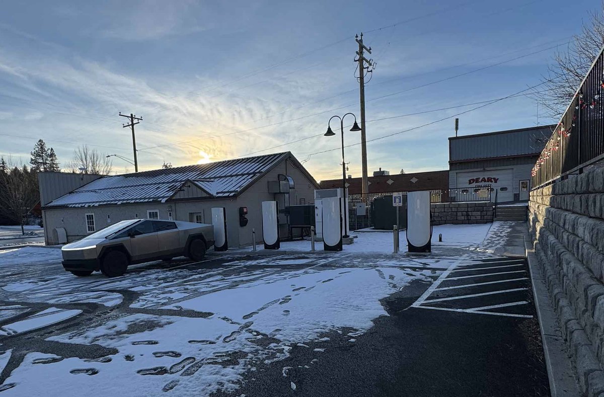 Tesla Charging tweet media