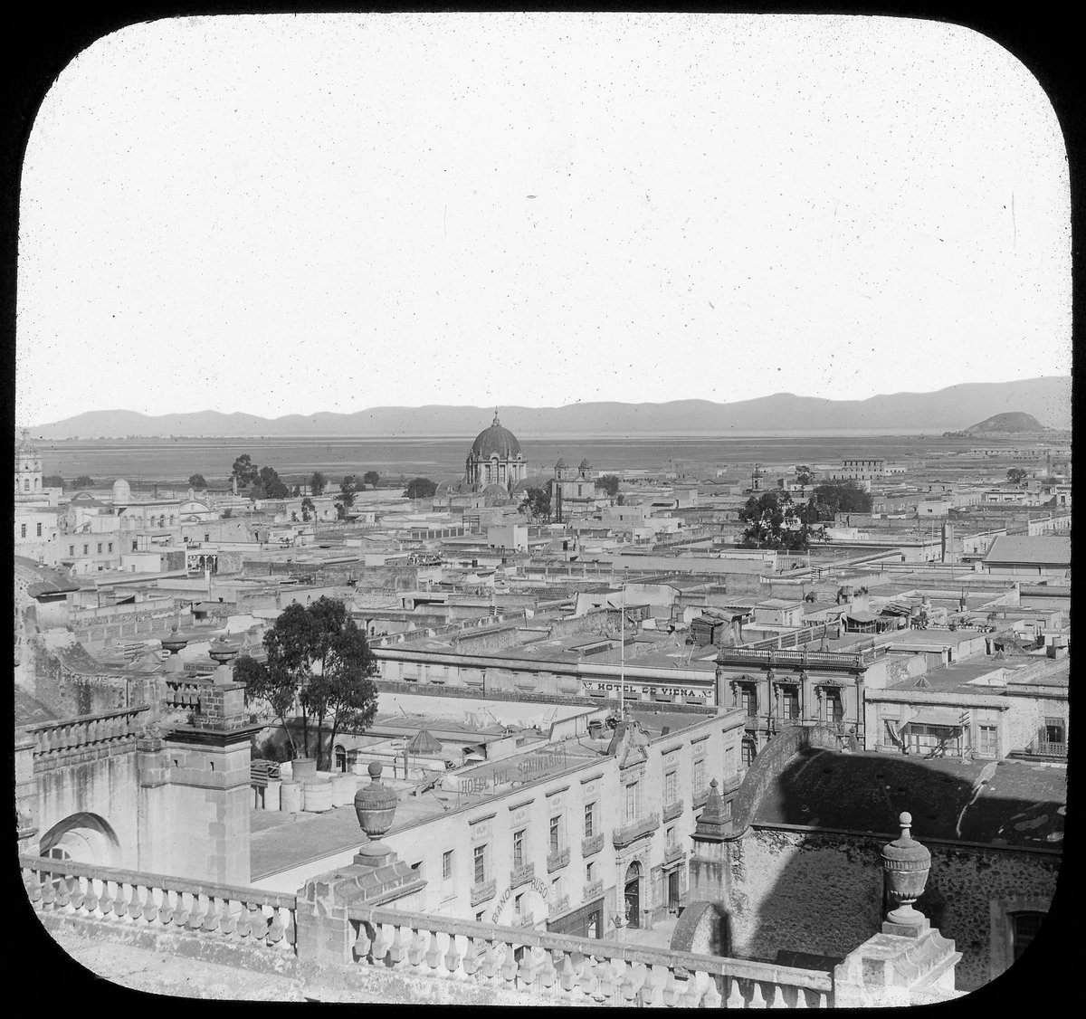 La vista desde la Catedral cerca de 1900; a la derecha se encuentra el Peñón de los Baños.

📷: The Latin American Library