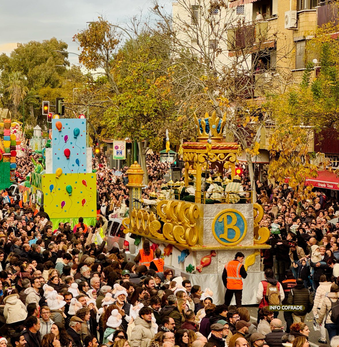 info_cofrade's tweet image. "𝐃𝐚𝐥𝐞 𝐩𝐚𝐬𝐨 𝐚 𝐥𝐚 𝐭𝐫𝐚𝐬𝐞𝐫𝐚, 𝐁𝐚𝐥𝐭𝐚𝐬𝐚𝐫"

La «broma» que hoy debemos usar todos los cofrades. 😉
#CabalgataSev26 #YaVienenLosReyes