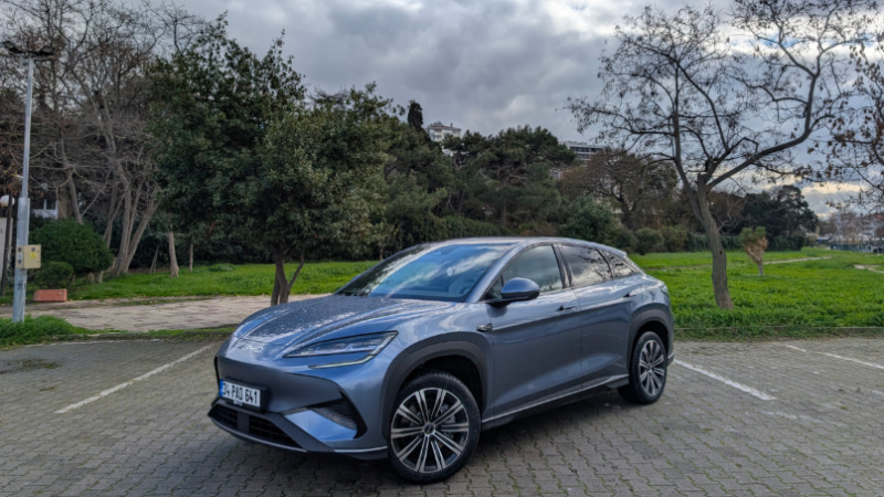 🦁 Denizden Karaya Çıkan Yırtıcı: BYD Sealion 7 Testte!
Okyanus serisinin en yenisi, Tesla Model Y'nin en dişli rakibi Sealion 7 ile bir hafta geçirdim. Coupe SUV formuyla "ben hızlıyım" diyor, peki içi boş mu dolu mu? 🤔

İşte editörün ilk izlenimleri:
✅ Artılar:
Kalite: İç