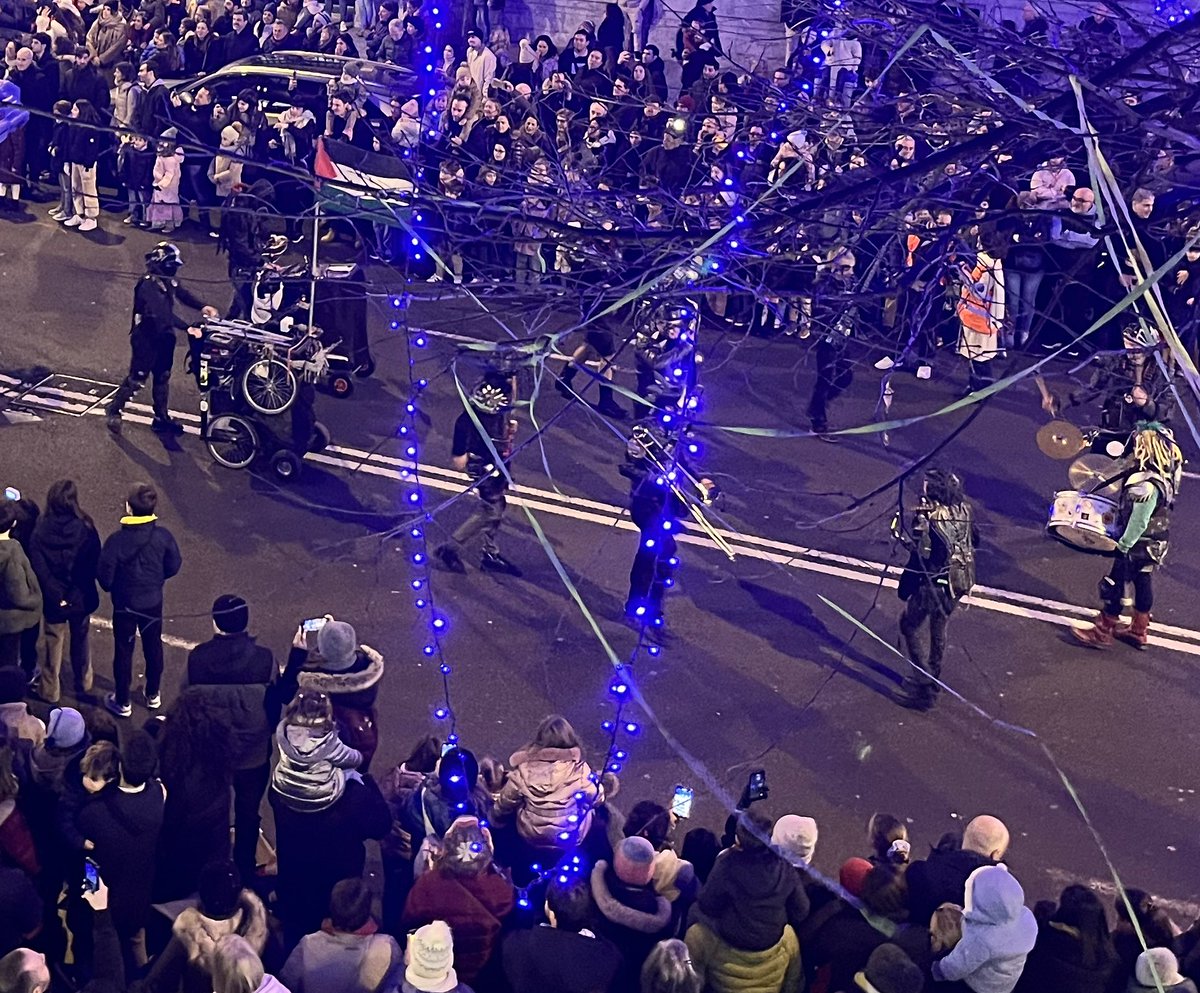 Qué pinta esto en la cabalgata de #Bilbao ?