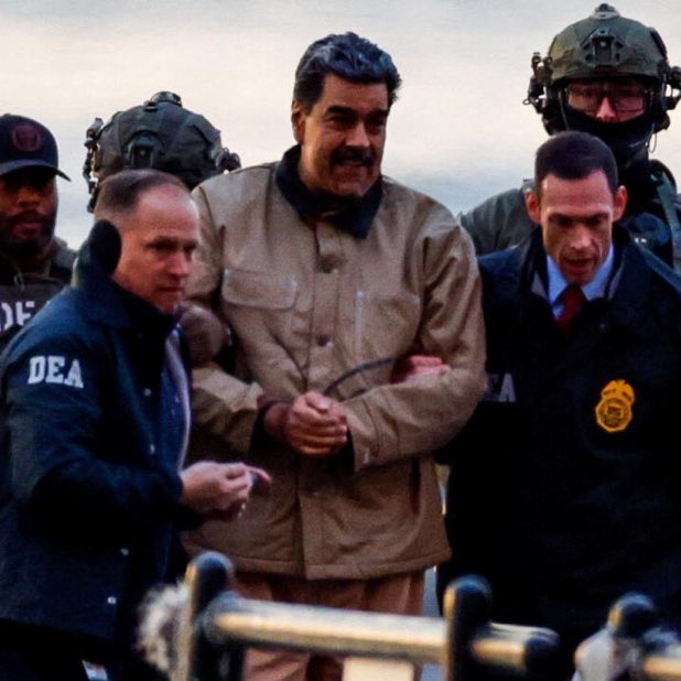 TribunePop23's tweet image. 🚨ALERTE INFO

MADURO PLAIDE NON COUPABLE DEVANT LE TRIBUNAL AUX ÉTATS-UNIS.

« Je suis le président du Venezuela et je me considère comme prisonnier de guerre. J'ai été capturé à mon domicile à Caracas. »

« Je suis innocent, je suis un homme décent, je suis président. »