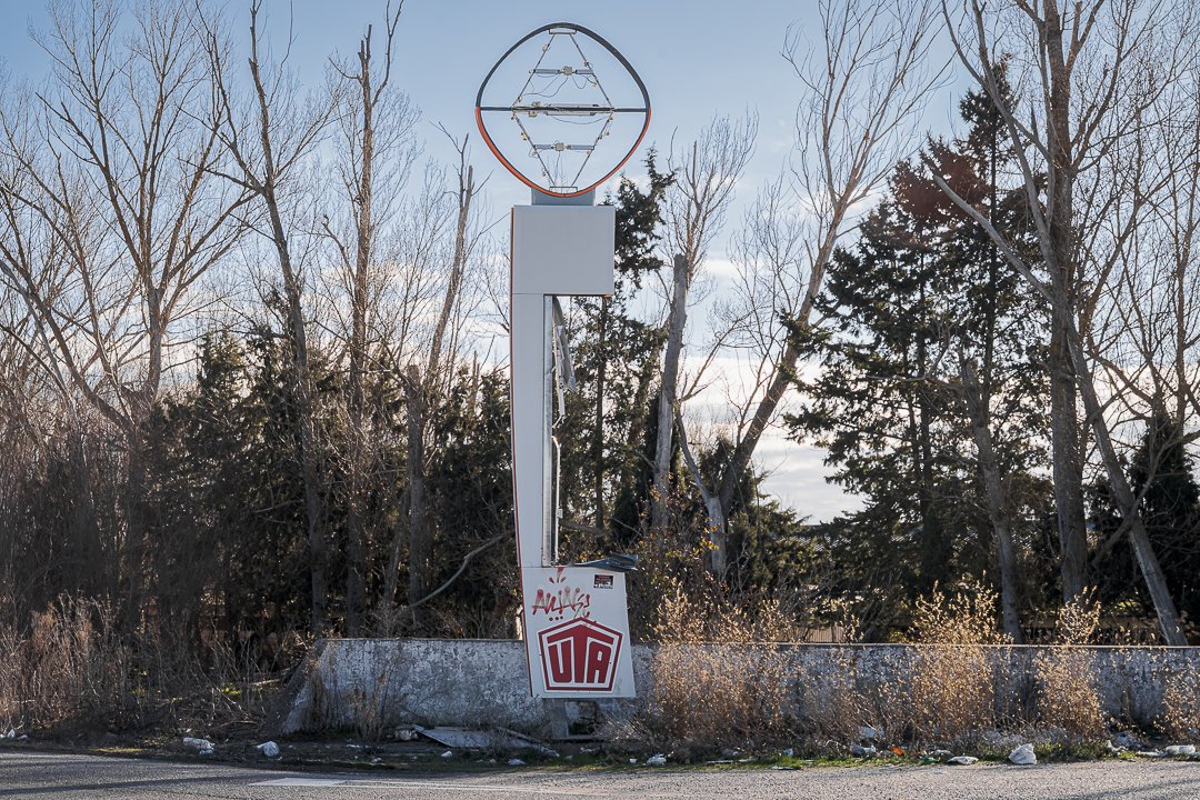 Monolito anunciador de una gasolinera abandonada. N-620, Salamanca. Estos días asistimos, sin demasiados disimulos, al poder y la violencia con los que el “imperio” pretende controlar el petróleo ajeno. Las intenciones ya no se esconden: mercadeo salvaje, puro y duro.