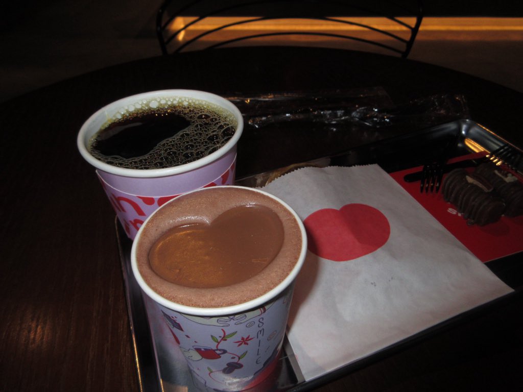 maybeEnding's tweet image. اول قهوه من تخرجت😸