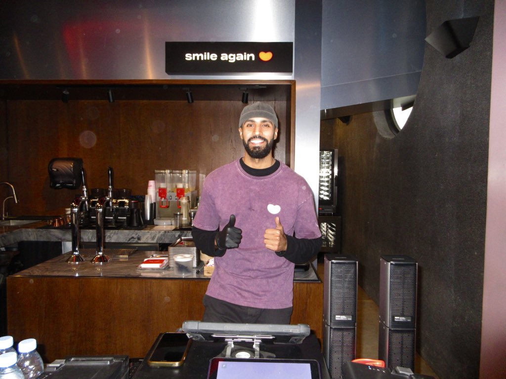 maybeEnding's tweet image. اول قهوه من تخرجت😸