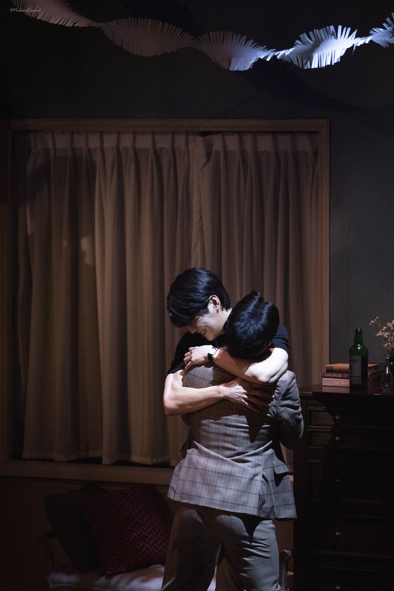 연극 보이즈 인 더 밴드 커튼콜
251019 낮 

래리 役 김아론
행크 役 허영손

어떻게 생각할지 모르겠지만, 사랑해.