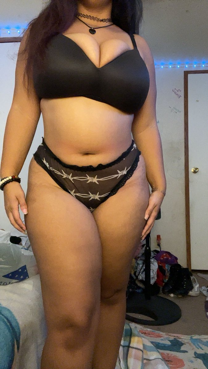 bananabuns6666's tweet photo. Hiya!! I’m back!!
-23
-she/her
-pansexual
-switch (sub lean)
-familiar with #nsfwtwt 
-#seller ask for menu!

♡ and rt to be mutuals!! https://t.co/yA67HobJhO