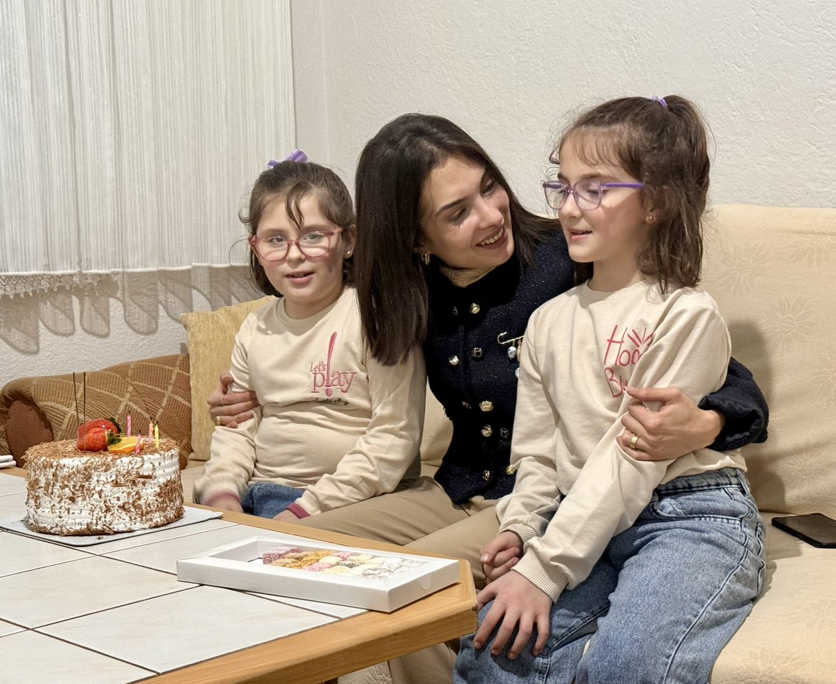 kubra_eroglu24's tweet image. Dünya tatlısı ikizlerimizle, yüzlerindeki o masum tebessümler eşliğinde en sevdikleri pastanın mumlarını birlikte üfledik.
Kalplerimizi ısıtan, çok özel bir akşam oldu 🤍🎈 

📍Eskipazar