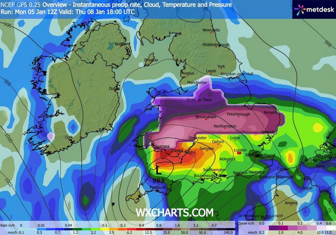 MetWatchUK's tweet image. One to monitor in the coming days for Thursday night.

Modelling has been playing around with a deep low sliding through England. There is a risk of snowfall on its northern edge.

Uncertainity where that edge will be &amp;amp; where any snow may fall. Midlands favoured for now.

#uksnow