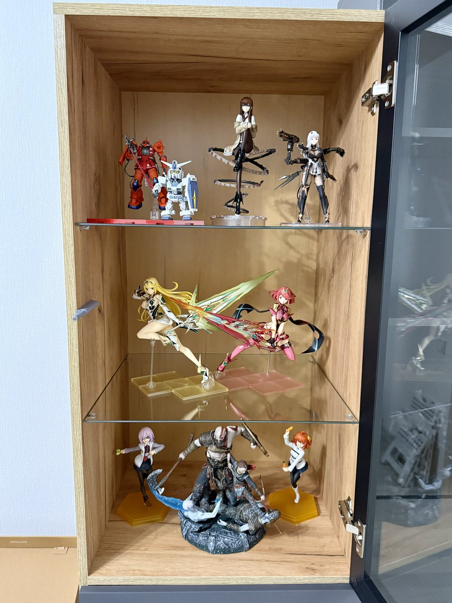 Да, с высотой полок в пеналах вообще никаких проблем нет 😊