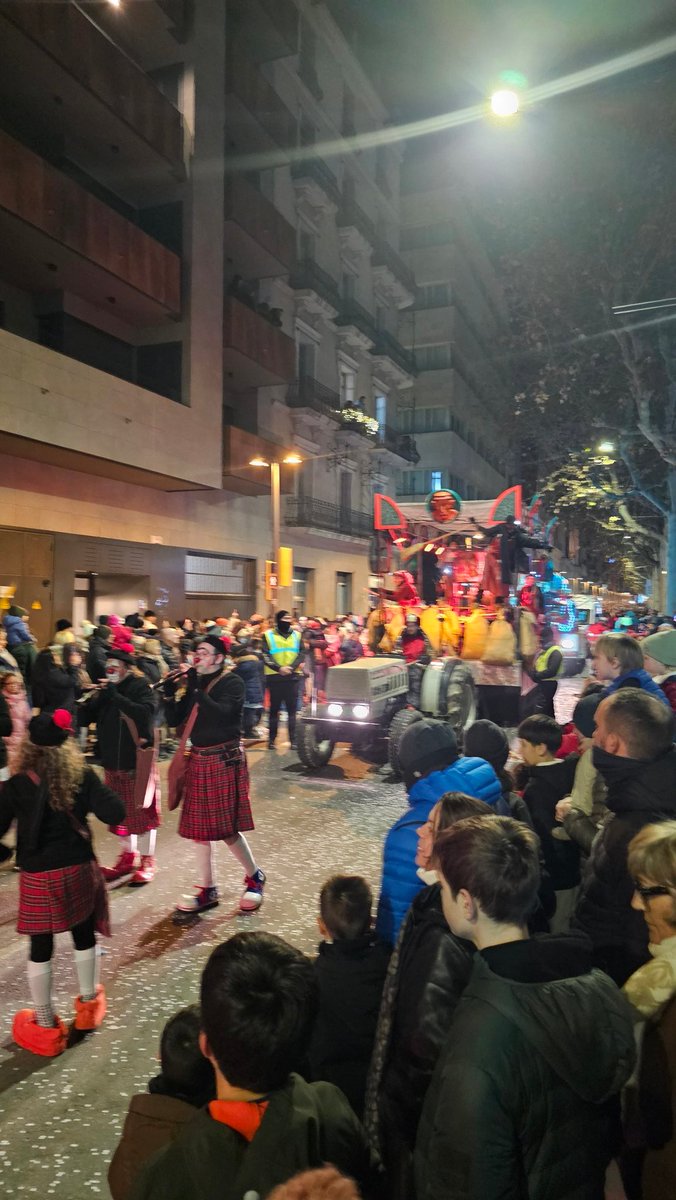 Clar que sí, un any més la cavalcada de Reis a Lleida sorprèn… perquè torna a ser exactament igual que l’any passat. I l’anterior. I l’altre. La tradició de no canviar res també compta, no? <a href="/paerialleida/">Ajuntament de Lleida</a> #lleida #cavalcadalleida #reixos