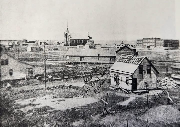 CRÉDIT: Souvenirs de la Péninsule acadienne  - Rhéal Boucher
Shippagan avant 1948.
Longue bâtisse au centre - le “Shed à Vita Food de Miscou”.  La maison en construction - “Éliodore Mallet” et “bâtisse des Marquis servant de maison à Azade Mallet et Théodore Larocque”.