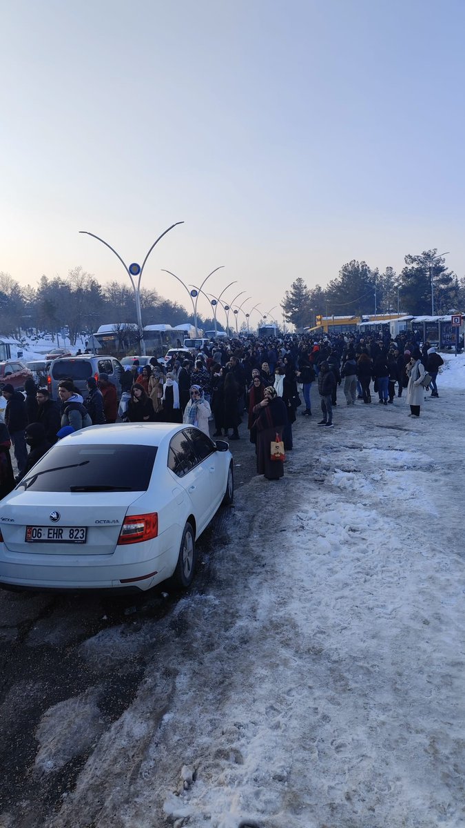 Eftal__35's tweet photo. Dicle Üniversitesi öğrencileri olarak bugün buzlanma nedeniyle ciddi mağduriyet yaşadık. Yollar tehlikeliydi, birçok arkadaşımız 3–4 saat yolda kaldı. Bu koşullarda yüz yüze sınavlar adil ve güvenli değil. Sınavların online yapılmasını talep ediyoruz.
#DicledeSınavlarOnlineOlsun https://t.co/N06CfMVrp1