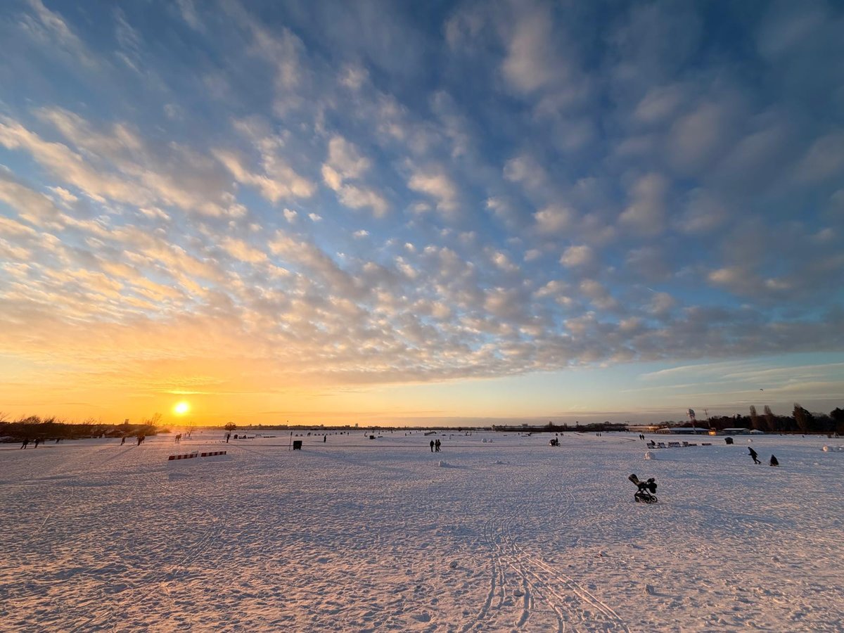 feldomma's tweet photo. #TempelhoferFeld 🥰
Heute wieder besonders schöner #Sonnenuntergang🤩
#sunset #CoucherDuSoleil #Feldliebe #THFbleibt
Fotos: #JennyS https://t.co/DeXycCpCbI