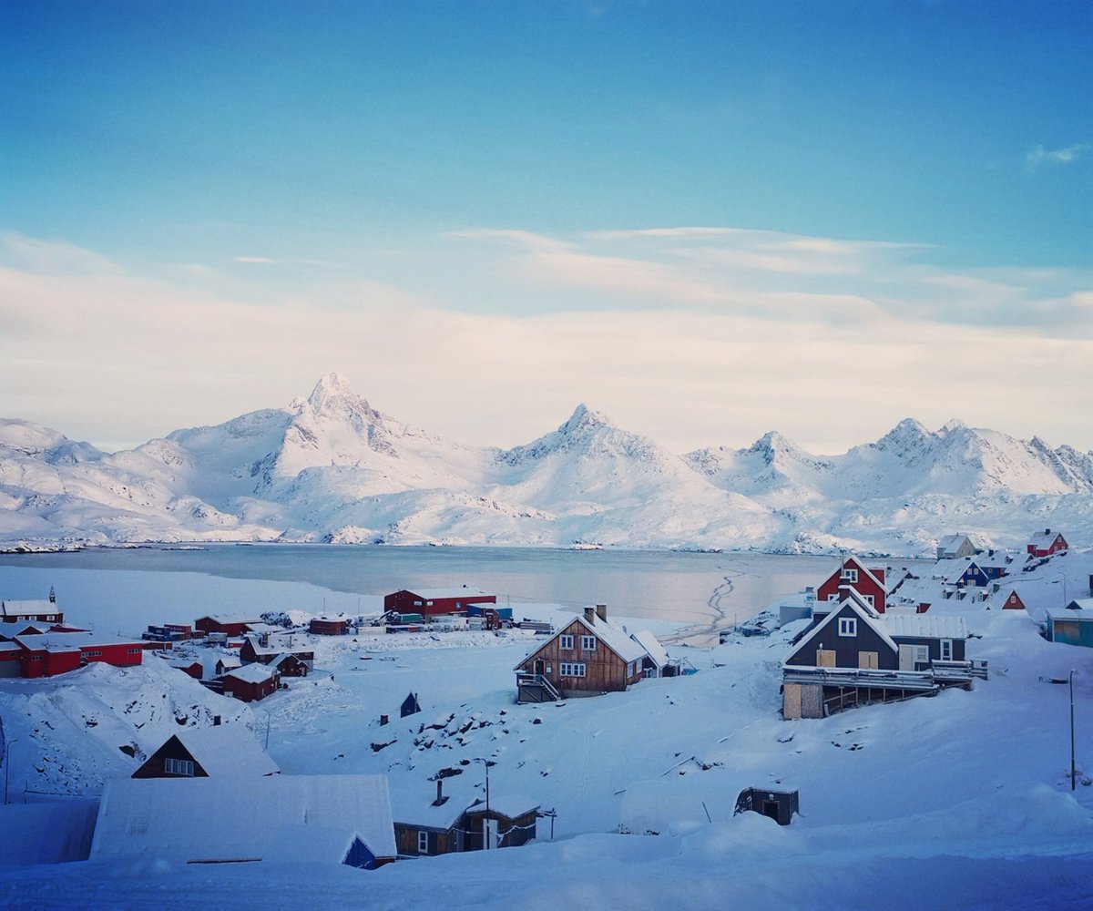 Αρκτική.

Κατέχει 90 δισεκατομμύρια βαρέλια των ανεξερεύνητων πετρελαϊκών πόρων του κόσμου και 40 δισ.βαρέλια φυσικό αέριο..

Γι αυτό κσι η λύσσα του Τραμπ για τη Γροιλανδία..
Δεν είναι "παρανοϊκός"...

Είναι απλά καπιταλιστής...

Λέξη που κάποιους δεν τους βολεύει...