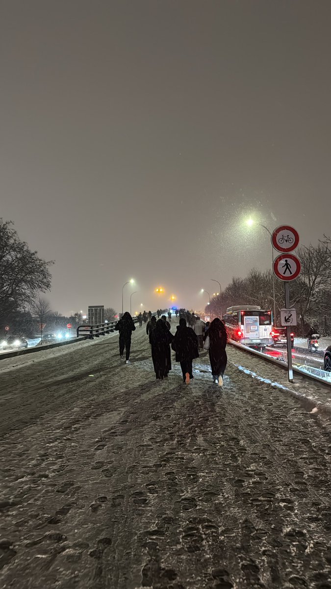 Légendaire pas de TVM et tout le monde sur les voies à Créteil #neige 🗿