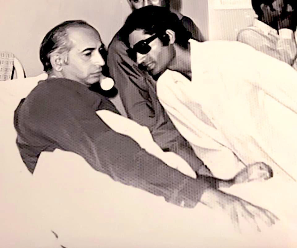 ProfessorNDKhan's tweet photo. قائدُِ عوام شہید ذوالفقار علی بھٹو کا یوم پیدائش مبارک ہو۔  میں اپنے آپ کو بہت خوش قسمت سمجھتا ہوں اور آپ کی قیادت میں کام کرنے پر فخر محسوس کرتا ہوں۔ #ShaheedZulfiqarAliBhutto #SZAB @BBhuttoZardari @PPP_Org #Trending #highlight https://t.co/e2NGklmN59