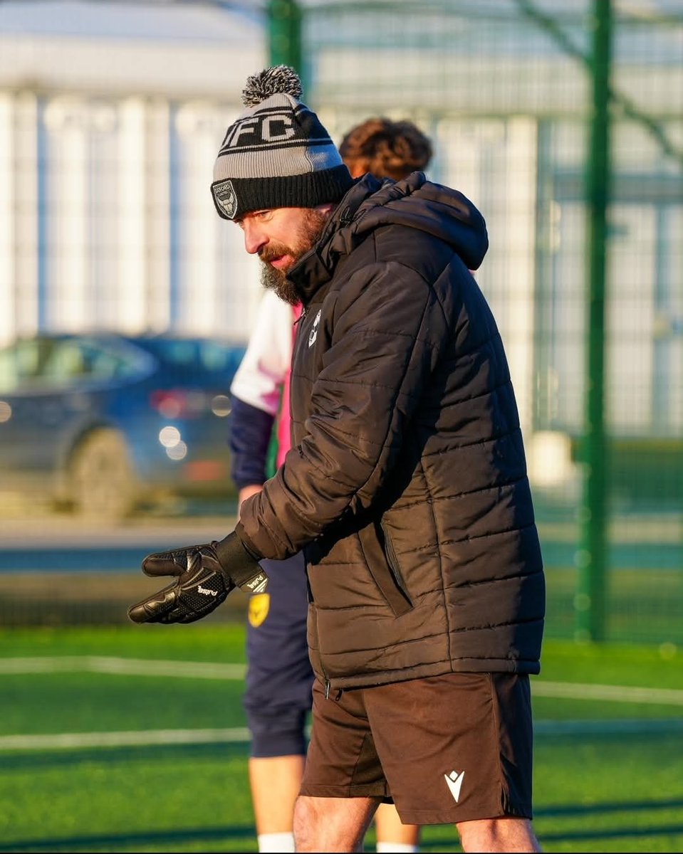 First session of 2026 in the books, and it's fair to say that I was happy to be back on the grass🔥

Goalkeeper coaching followed by a pressing session with the U19s.

That's the coldest conditions I've coaching in for quite a while, still shorts weather though!🥶😂😂