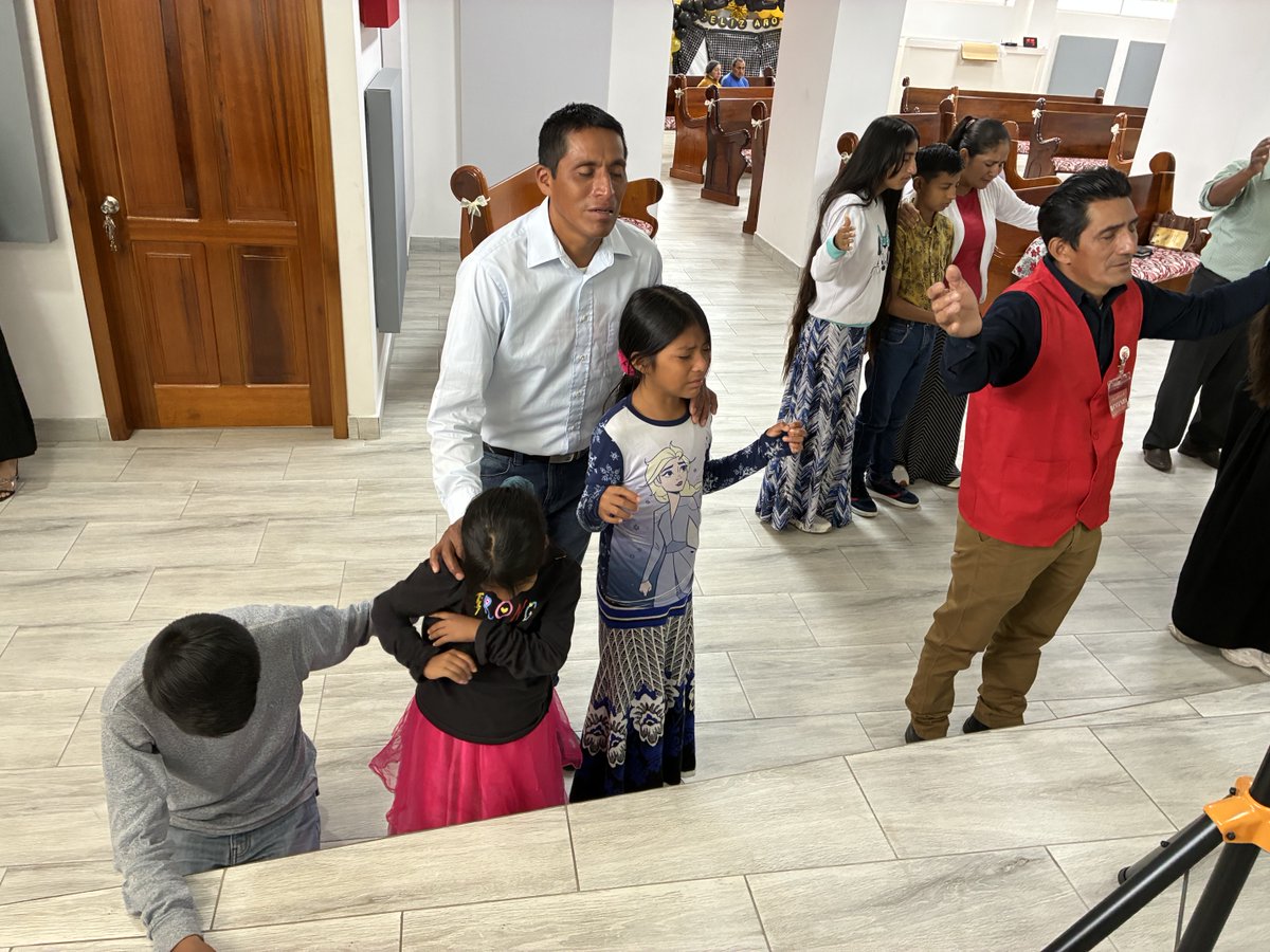 EcMissions's tweet image. Families praying the New Year in together at Puyo church! So beautiful! Glory to God for all He’s done!’
