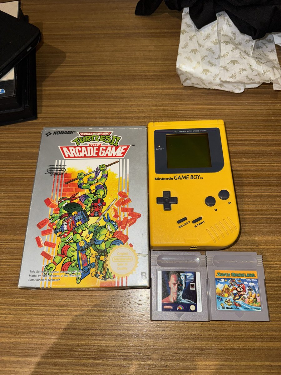 Ну чо, пацаны, я залутал оригинальный геймбой!

Жаль, что не серый – самую каноничную модель, но всё равно – самый первый и рабочий геймбой!

А ещё пару игр к нему и полнокомплектных вторых черепах на NES!

Обмазываюсь радостью сегодня!